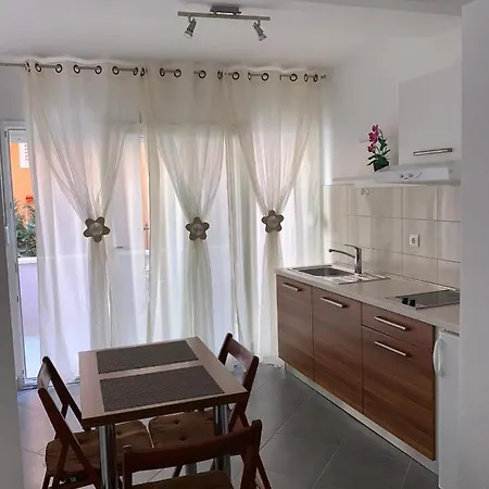 Niko Apartament *